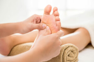 Professional,Therapist,Giving,Traditional,Thai,Foot,Massage,To,A,Woman